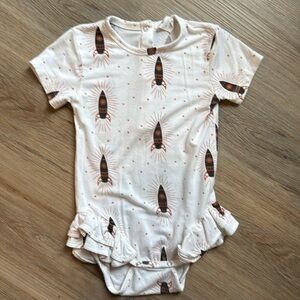 Kate Quinn Cream Black Gold Rocket Patterned Ruffle Leg Romper Size 18-24m